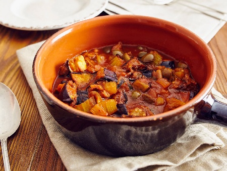Сицилианска капоната - задушен патладжан с домати, чесън и маслини - снимка на рецептата